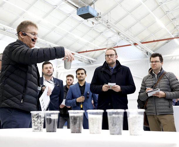 Materijal od starih prozora prolazi kroz višefazni proces čišćenja i filtriranja.